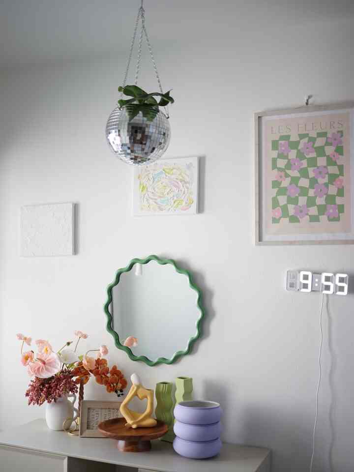 
初めましての投稿です
建売住宅で垢抜け部屋目指してます🫶
カラフルインテリアにハマっていて
この鏡に一目惚れして
鏡に合わせた空間にしました☺️🫶

#カラフルインテリア #建売住宅インテリア #建売住宅 #3階建て戸建て #インテリア雑貨