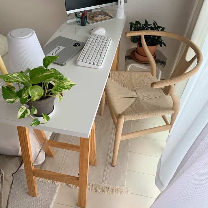 白と木目調の1Kホームオフィス、シンプルでミニマルなダイニングテーブルとデスクが配置された明るい室内