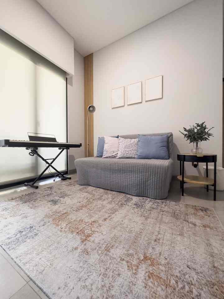 Ini adalah Ruang Tamu dirumah de Mahendra.
Ruang tamu dengan sentuhan Modern Industrial.
Rumah de Mahendra mengusung konsep Modern Industrial, salah satunya diaplikasikan pada Ruang Tamu. Saya dan suami memilih style ini karena menyesuaikan keinginan suami yang menyukai warna netral seperti hitam, sedangkan saya lebih suka dengan hal yang lebih simple dan modern dengan aksen woody tapi tetap clean look.
Elemen modern didukung dari pemilihan sofa, dan karpet dengan motif abstrak. Lampu lantai berbahan metal aluminium, meja sisi dengan sentuhan warna hitam mewakili kesan Industrial.
Ditambah dekorasi dinding dan wallpanel dengan nuansa wood menjadi pemanis ruang tamu ini. 
Kedua style digabungkan menjadi satu ditambah pemanis aksen kayu membuat rumah tetap terasa Industrial namun clean look dan nyaman.
#stylerumahmodernindustrial
#modern 
#industrial
#minimalist
#homedecorinspo
#roomdecorinspo
#aesthetichomedecor
#rumahcluster
#rumahdeveloper
#Depok
#interiorrumah 
#livingroom
#decorlowbudget
#rumahmungil
#72m2
#family
#homestagram 
#jaksel
#BSD
#rumahdengananak-anak 
#rumahtinggal