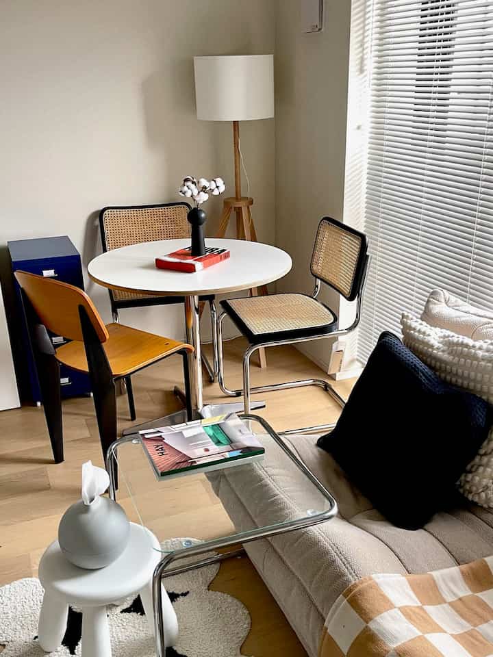 We recently adopted a second pair of Cesca chairs. I was thinking of buying it someday because it's a little pricey, but I finally did it✨

When I adopted a new dog, I found out that the Chesca chair I had been using was sunburned😂

I will continue to use it carefully!

#Chesca chair #椅子 #椅子おすすめ #テーブル