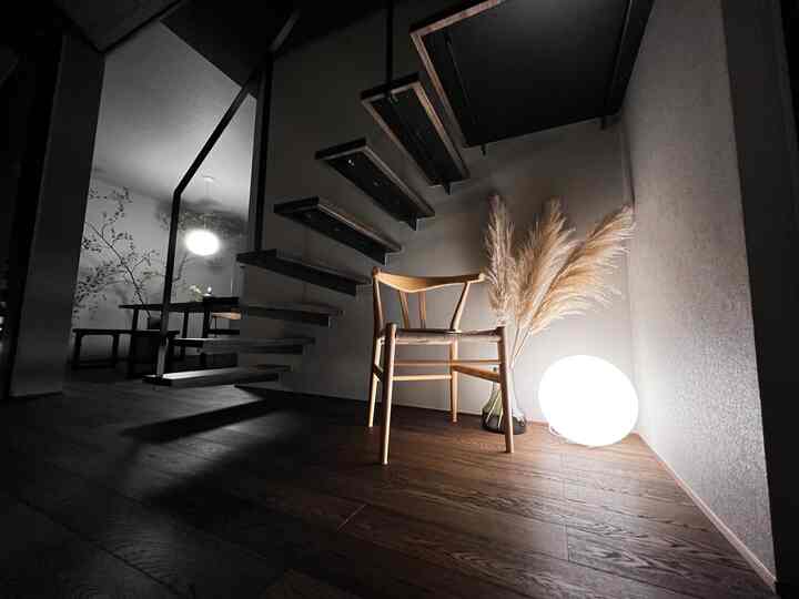 陰影を楽しむ暮らしをしています🌕
暗すぎず明るすぎず落ち着く空間で
夫婦とベンガルと楽しんでます🐆
来年にはもう1人家族が増える予定です👶🏻

#階段下スペース #陰影 #間接照明