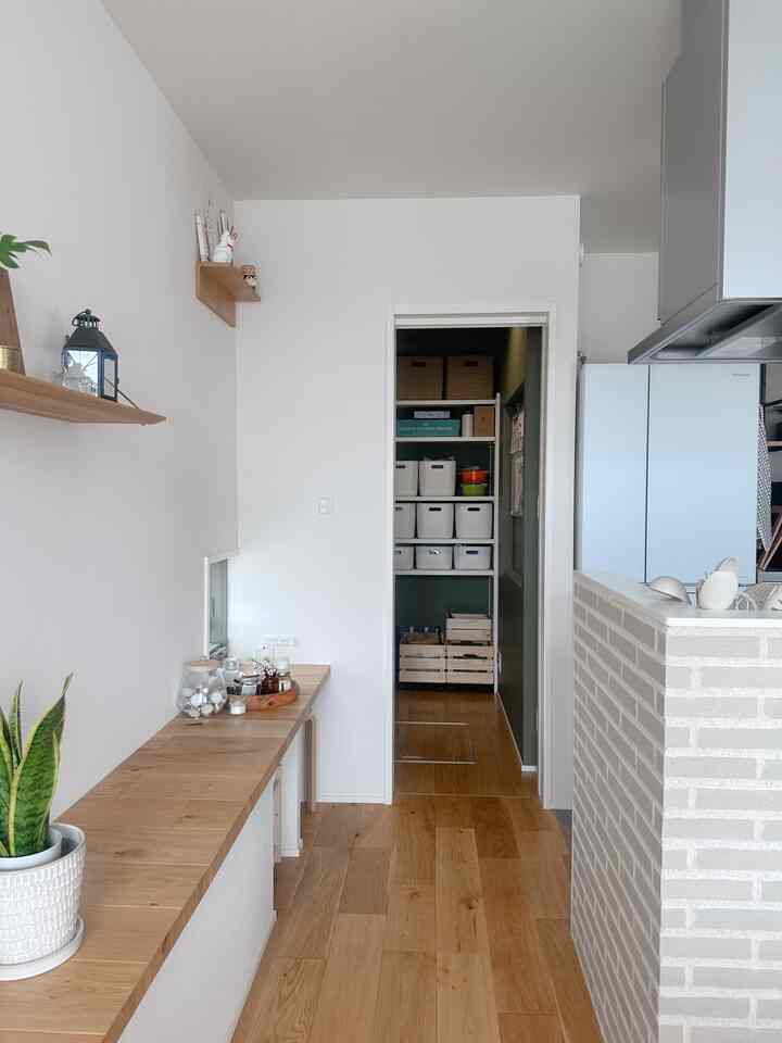 リビングの収納はここに👏🏻✨
普段は開けっぱなしだけど、お客さんが来た時はあれこれ押し込んでドアを閉めてしまえば、見えなくなるので、ついこの中に溜め込んでしまう🤭w
#キッチン #パントリー #収納スペース 