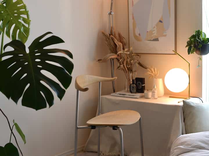 ナチュラルカラーの小さな部屋、植物とナチュラルモダンな雰囲気のあるくつろぎ空間