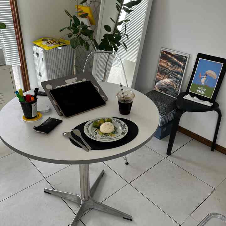 breakfast😋
I ate cheese platter for the first time in a while.
I was lucky because I was able to buy it in bulk for a reasonable price!
I'm currently redecorating my room, so I'll show it to you when it's finished. ☺️
#Room tour #お部屋を飾る #朝食 #韓国 #無機質インテリア