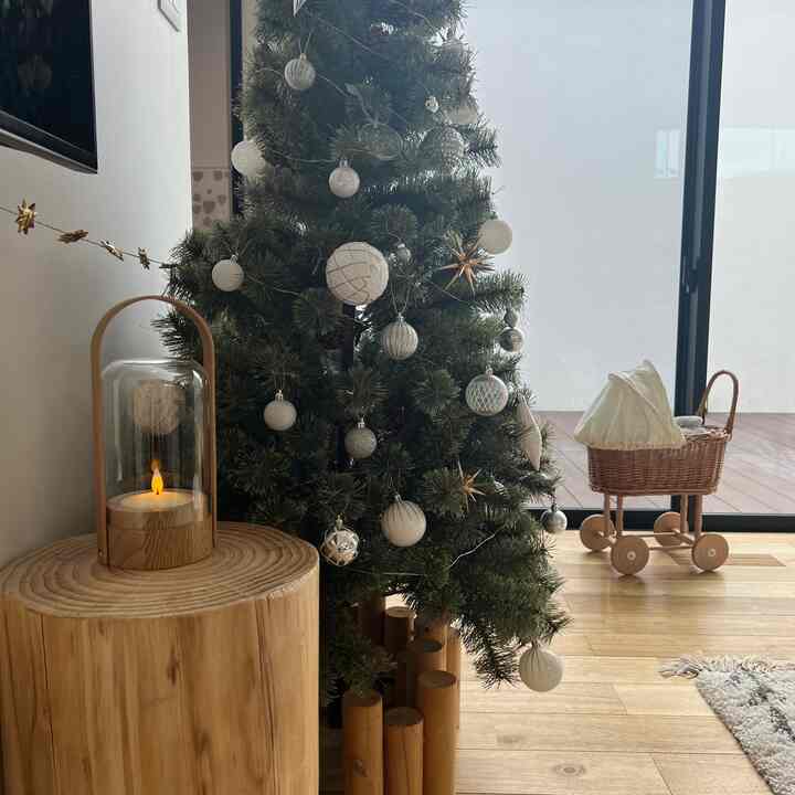 ナチュラルな木目調と白い飾りが配置された、子供部屋のような温かみのあるリビング空間