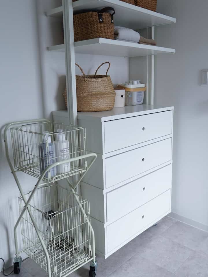 #バスルーム #バスルーム棚 

脱衣所兼ランドリールーム🫧
ダルトンのトローリーは洗濯物を分けたり、観葉植物を運んだり色々使えます🤍