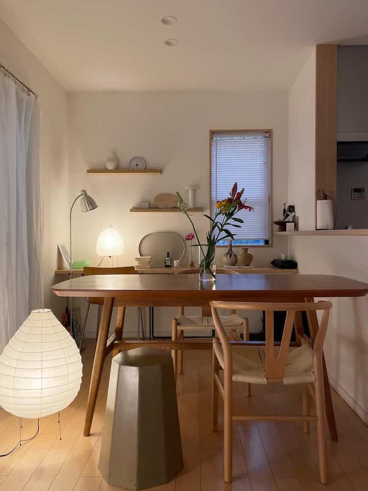 木目調と白を基調としたダイニングで、シンプルでナチュラルモダンな雰囲気のあるインテリア