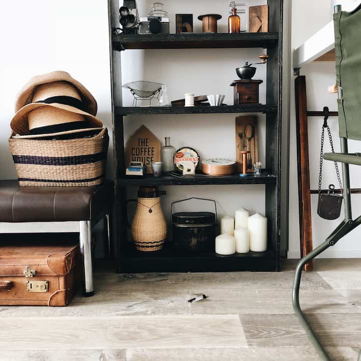 ナチュラルカラーのリビングの一角、アンティークのオブジェとキャンドルが配置された雰囲気のある空間