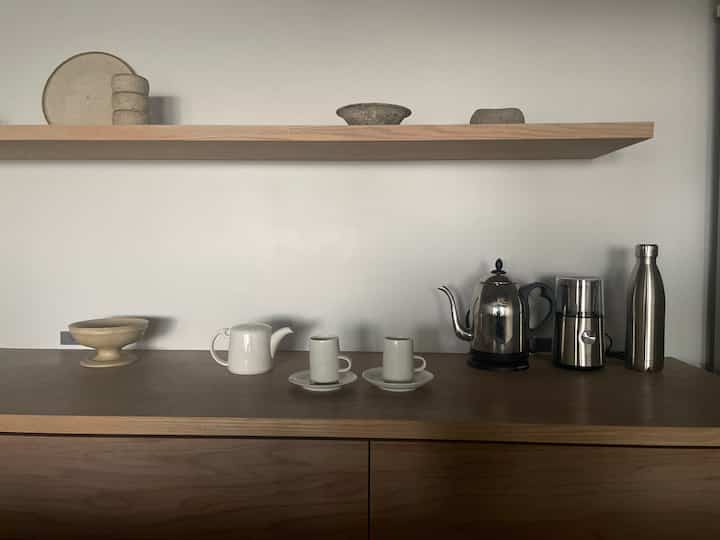 12月になりました。
キンと冷える朝には熱熱のコーヒーが一段と美味しい。引き立ての豆の香りで包まれるゆっくりとした時間。デザインも無駄のないスタイリッシュなグラインダーとケトルはお気に入りです。

#キッチン #コーヒーの時間
#電気ケトル #コーヒーグラインダー #ラッセルホブス #コレス #水筒