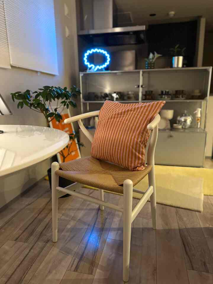 yチェアのお気に入りはホワイト🪽🤍
テーブルに合わせて同系色でまとめました！


#yチェア
#テーブル
#ラウンドテーブル
#ダイニング
#IKEA
#イケア
#usmハラー 
#Francfranc
#クッションカバー 