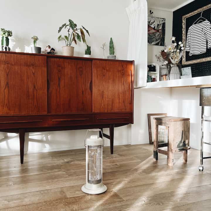 足元を温めてくれるカーボンヒーター
おしゃれなデザインでお気に入り🤍

#リビングルーム #リビングルームのインテリア #ヒーター #足場板 #足場板床