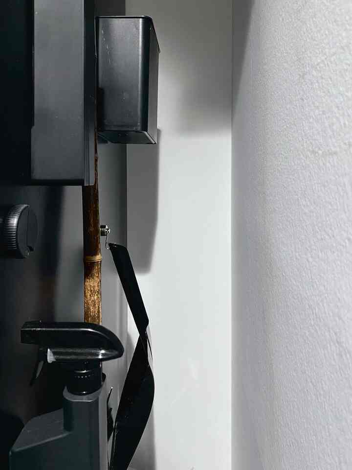 #バックヤード
#パントリー
#冷蔵庫

冷蔵庫はパントリーに置いています。
前面はミラーで何も貼っていませんが、サイドはマグネット収納に利用しています。

ラップケースや植物の水やり用のスプレー、チリトリ、シュロの箒、クリップ類は蓋付きケースに入れて。

ブラックで揃えるとごちゃごちゃせず、気に入っています。