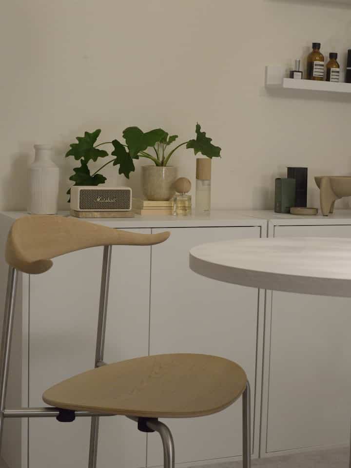 IKEAのエーケトはシンプルで使いやすいし、しっかり収納力があってお気に入り🙌

#ikea #ラウンドテーブル #椅子 #ダイニングテーブル 
