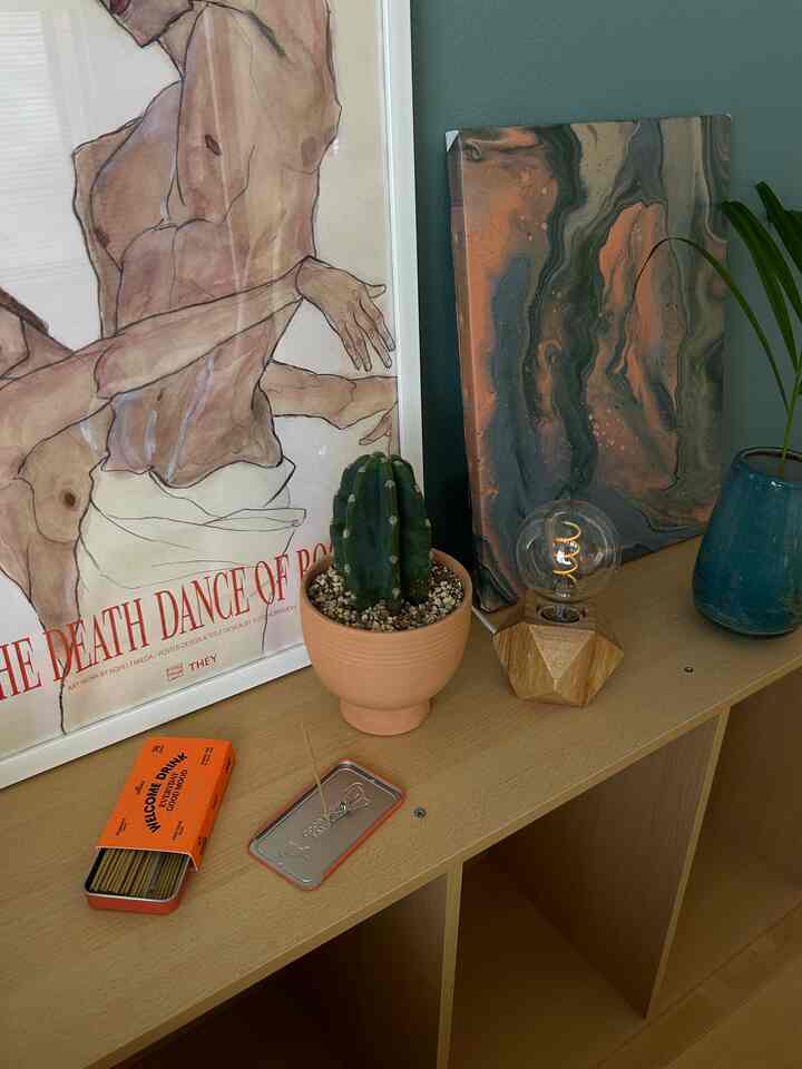 I went to bed after burning some cute Korean incense 🛏️🌙
I love the faintly tropical and relaxing scent.

#incense #ベッドルーム #insence #bedroom #interior #interiorgreen #green #midcentury #collins #hay