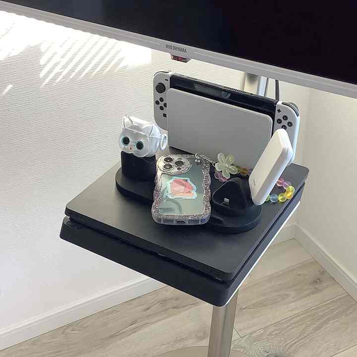 白と黒のトーンでまとめられたコンパクトなゲームルーム、ニンテンドースイッチとワイヤレス充電器が配置された印象的なホームオフィス空間