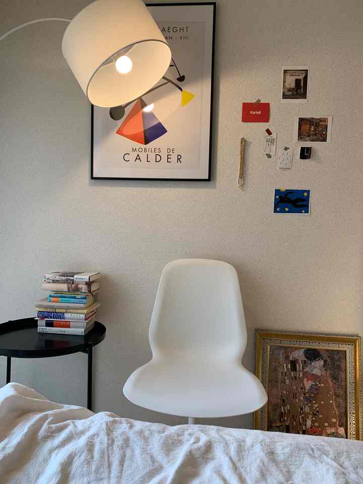 #小さな趣味スペース
ここで時々足を伸ばして読書してます📖

IKEAで購入したドーナツ型のライトは
お部屋の雰囲気が一気に変わってオススメです！
