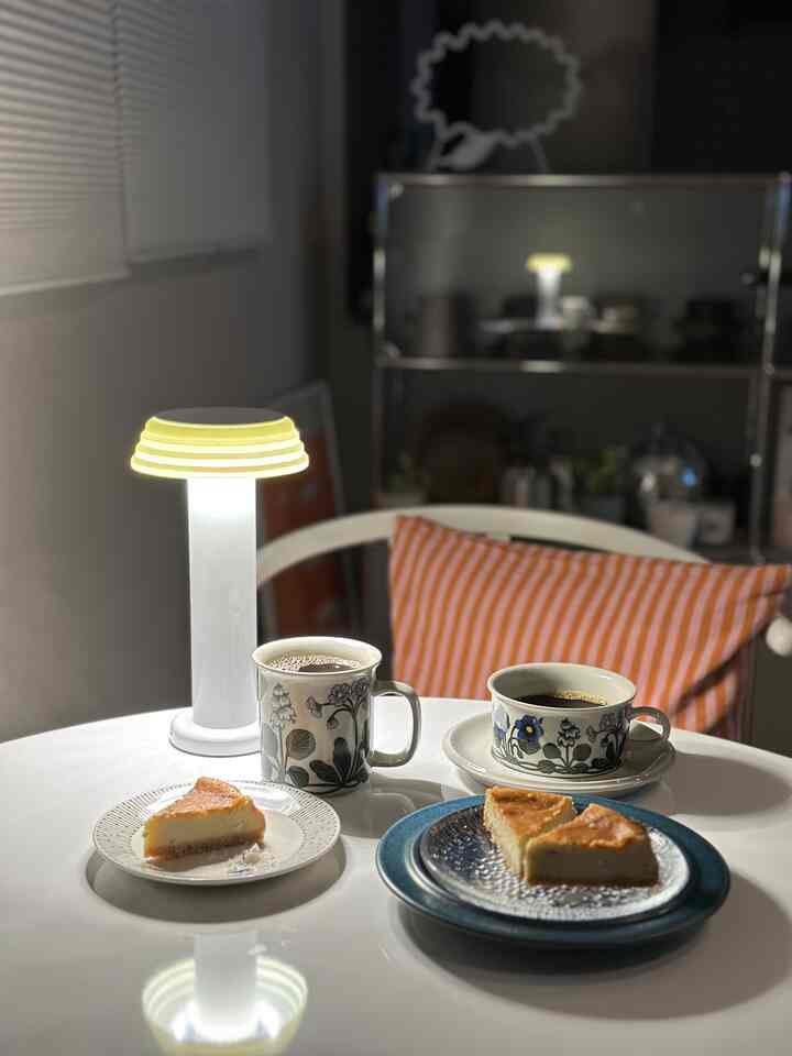 白い丸テーブルに北欧ヴィンテージの食器が配置され、温かみのあるホームカフェの雰囲気が漂うインテリア