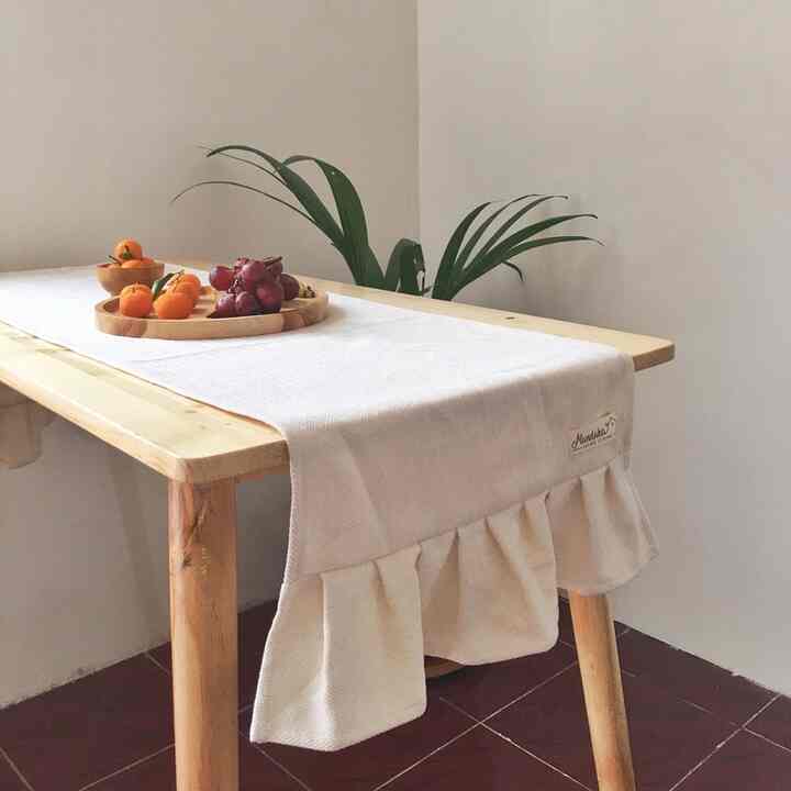 Table runner ruffle white