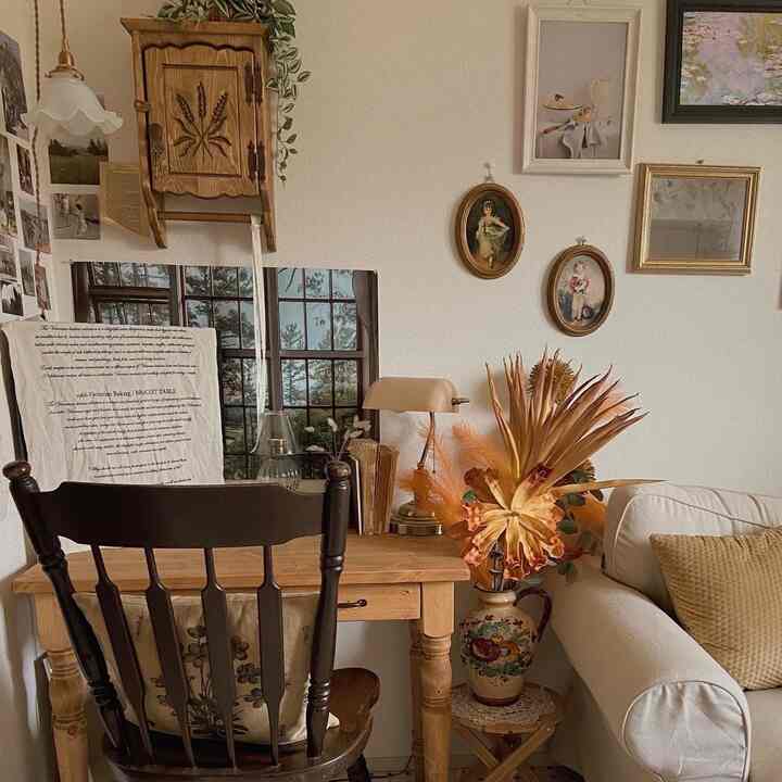 ナチュラルなブラウン色調のホームオフィス、木製のデスクとベージュのソファが配置されている雰囲気の良いインテリア