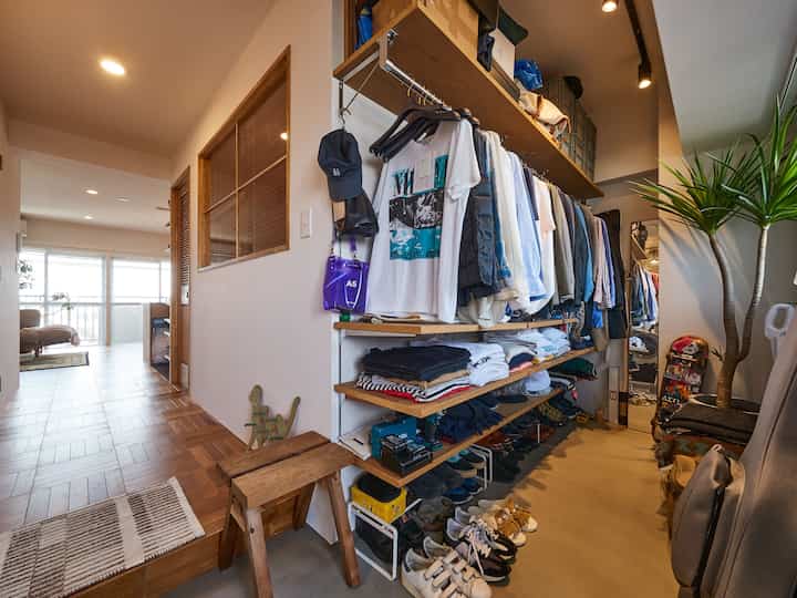 Begitu memasuki ruangan, Anda akan disambut oleh pintu masuk berlantai tanah dengan tata ruang seperti toko. Pastikan untuk menyimpan pakaian, sepatu, dan perlengkapan hobi berkemah Anda dengan cara yang menarik agar Anda tetap bersemangat. Satu-satunya masalah adalah saya harus berjalan di sekitar pintu masuk setiap pagi untuk mengganti pakaian.😅
#Pintu masuk bagian dalam
#pintu masuk 
#Baju dalaman
#Ruang penyimpanan