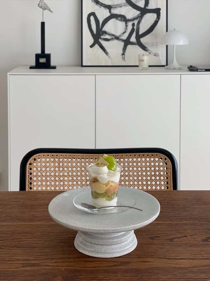 シャインマスカットのミニパフェでおやつ💚
梅花皮のケーキスタンドでうやうやしくいただきます🤭

#おやつ #おやつの時間 #ケーキスタンド 