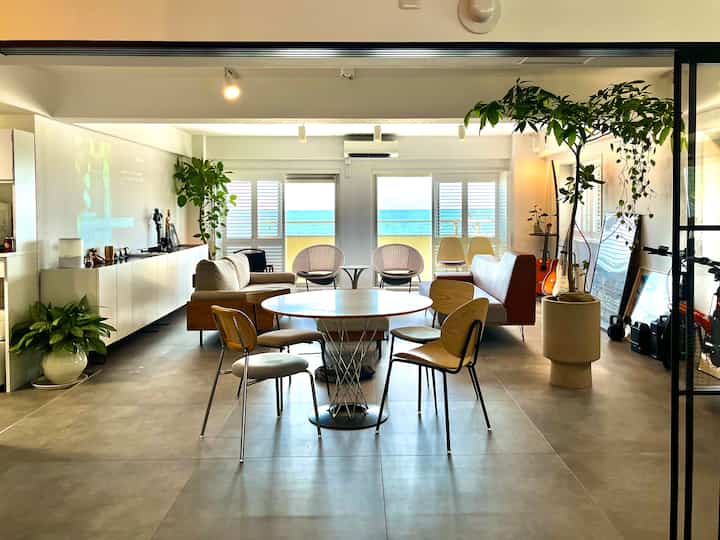 はじめまして。akkyroomです。

このたびOhouseのアンバサダーに就任しました。とても光栄です。

18年勤めたテレビ局を退職し、7月より独立し、映像制作や写真撮影などを行なっています。

こちらは鎌倉に構えたハウススタジオです。

鎌倉の海を一望できる場所に巡り会えました。

インテリアや家具が大好きなので、色々ご紹介できればと思います。

どうぞよろしくお願いします🙇‍♂️

#自己紹介 #リビング #リノベーション #鎌倉 #海 #オーシャンビュー #マンション #ワンルーム #ディレクター 