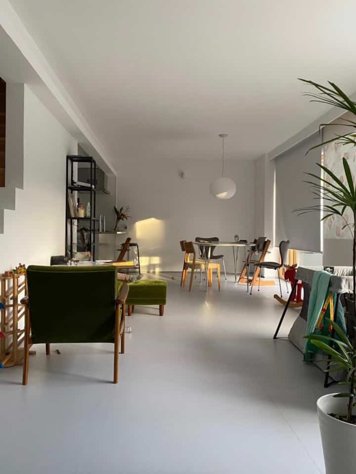 毎日暑いです。

カリモク60のソファも10年選手。
モケットは想像以上に丈夫！

カリモク60を別のところで使って、ここには新しいソファを購入したくて色々探しましたが、予算とデザインがしっくりくるものがなかなかなくて、保留中なところ。

3シーターのソファ置いてドーンと寝転がりたいけど、気軽に好きな場所に動かせる1シーターの魅力も捨てがたい！！

なんだかんだこのモケットグリーンが意外としっくりきてる。
リノリウムの床の色が絶妙にどんな色でも受け止めてくれます。

#ソファ #モケット
#1人掛けソファ
#リノリウム #マーモリウム

