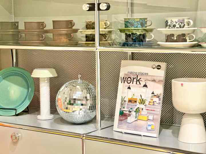 我が家の食器棚🪩✨
美術館みたいにしたくて並べ方を模索中。
お気に入りのティーカップコレクションをただ収納するだけではなく、"見せる"ことを意識して食器棚を選びました。

#食器棚
#ティーカップ
#食器
#イッタラ
#iittala
#ARABIA
#usmハラー 