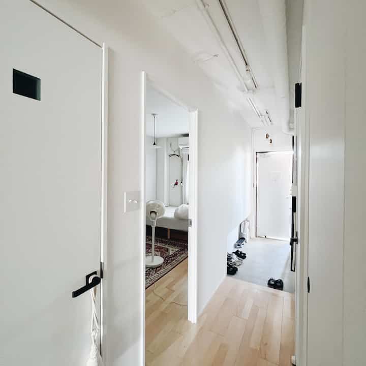 It's getting cooler in the mornings and evenings
I think it's time to put the fan away 🤔

#Hallway #廊下のインテリア #寝室 #寝室のインテリア #玄関インテリア #玄関 #モルタル #土間玄関