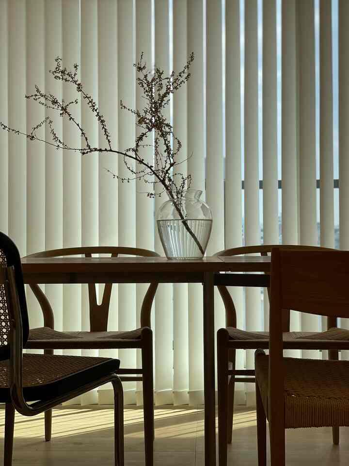 西日の逆光から観るこのダイニングテーブルとダイニングチェア。家具のデザインが際立って好き♡
#ダイニングテーブル 
#ダイニングルーム 
#ダイニングテーブルチェア 
#北欧インテリア 