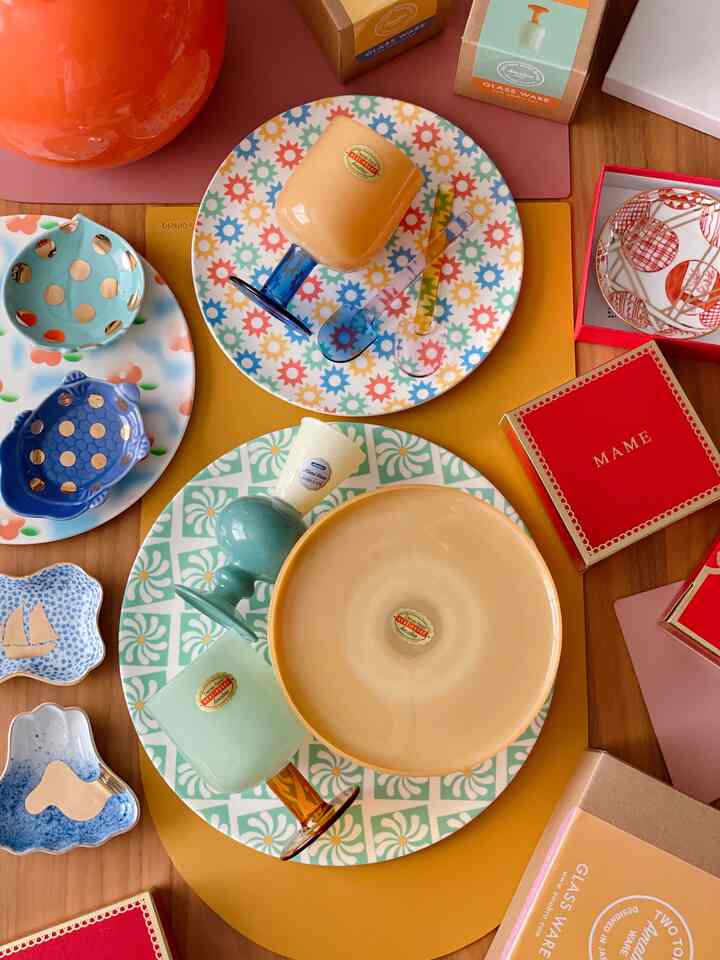 amabroで総額2万円のお買い物 🛍️

まずはツートンガラスシリーズ 💚🧡

カラフルだけどもミルクガラスの優しい風合いが
落ち着き感があって使いやすいし、
贈り物にも最適だよね 🎁

#カラフル #カラフルなインテリア #レトロ #レトロインテリア #ミッドセンチュリー #ミッドセンチュリーモダン #テーブルウェア #食器 