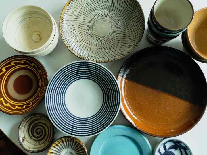 松本市の中町通りに「ちきりや」という日本全国の民芸品を扱うお店がある。ある時、同じお皿を2枚買おうとしたところ、店主のおばあちゃんに「同じサイズでも違う方がいいの。全部違う方が面白いわよ」と言われたのが、すごい心に残っている。それ以来、統一しないようにむしろ心がけている
#民藝 #皿 #器  #器のある暮らし #益子焼 #小鹿田焼 #笠間焼  #やちむん  #波佐見焼 #常滑焼  #出西窯  #ちきりや工芸店