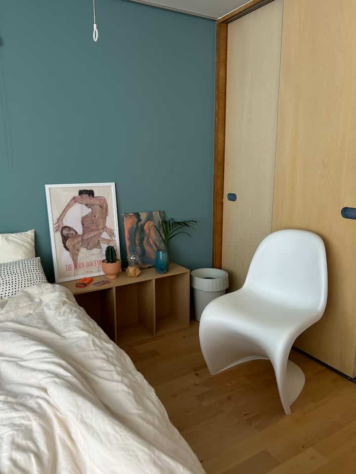 ホテルライクを目指し中の寝室🥚

#パントンチェア #寝室 #スペースエイジ #midcentury