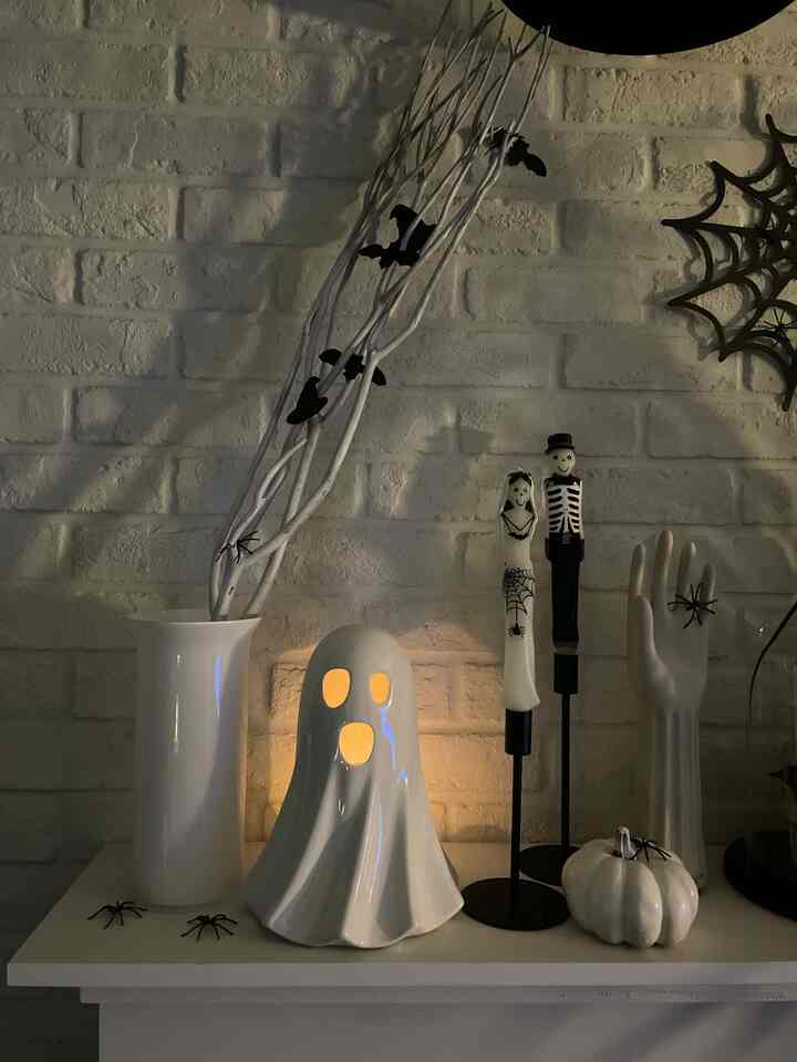 もうすくハロウィンですねー！
毎年10月から11月はハロウィンとクリスマスがあるのでワクワクします。
このお化けキャンドルホルダー、
キャンドルを入れて光る感じがかわいくて
お気に入りです。
#ハロウィン #ハロウィンインテリア #フライングタイガー #ハロウィンデコレーション
