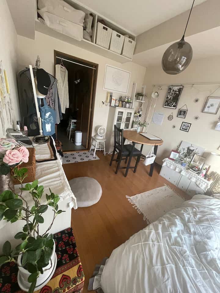 白と茶色のトーンのワンルーム、機能的な家具と装飾が配置された雰囲気のあるカフェ風インテリア