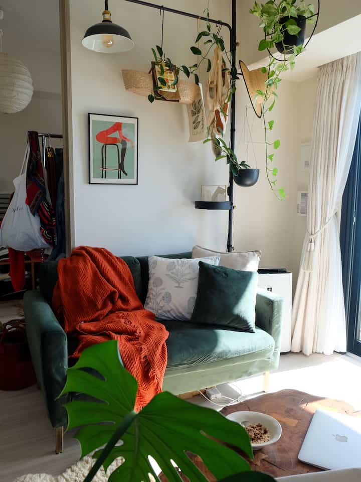 グリーンのソファは汚れも目立たないし正解な色だった🦖

もしソファを買い換えるとしてもグリーンがいいなっていうくらいインテリアにも馴染む色！


#グリーンインテリア #グリーンソファ #ハンギンググリーン #ハンギングプランツ #ドローアライン #drawaline #コーヒーテーブル #リビングインテリア #2ldk #2ldkインテリア #greensofa #coffeetable #interiorgreen #hangingplants 