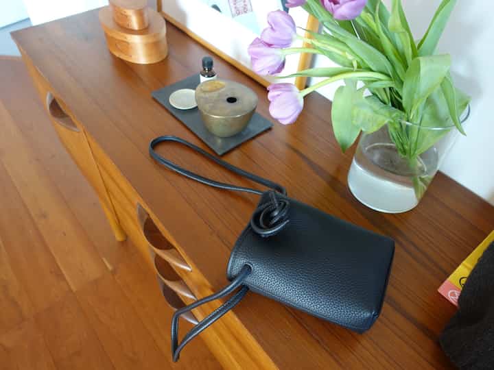 棚の上
お気に入りの鞄とお花☺️

#棚のインテリア #棚を飾る 