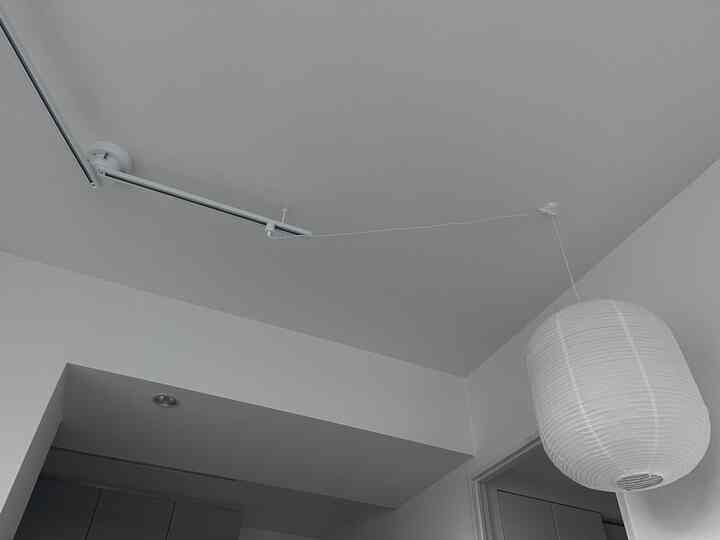 我が家のリビングダイニングのシンボル。
HAYのOBLONG rice paper shade💡

折り畳み式のダクトレールを設置しています。
灯りが足りないのでダクトレール専用ライトをつけるか検討中💭

シェードの中のライトはSwitchbotの電球を使って調光したり、アレクサで作動させているためすごく便利です💡

#賃貸インテリア 
#賃貸マンション
#賃貸diy
#ライスペーパーシェイド
#hay
#hayのある暮らし
#switchbotのある暮らし

