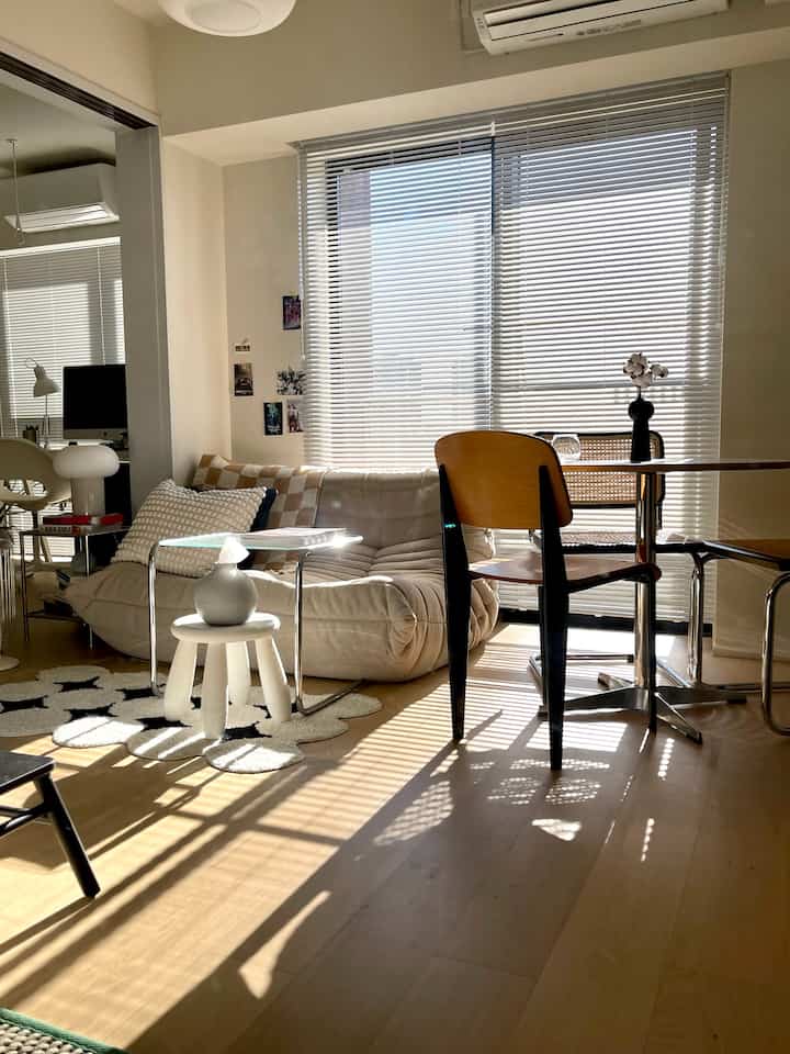 いやぁ、寒くなってきましたね☃️
明るくなる時間も遅いし、寒いし、お布団あったかいし、、、最近はギリギリで起きてます😅

みなさんは朝おきれてますか><？

#ロゼトーゴ #2人ソファ  #40平台インテリア #40平台アパートインテリア #ikea #チェスかチェア
