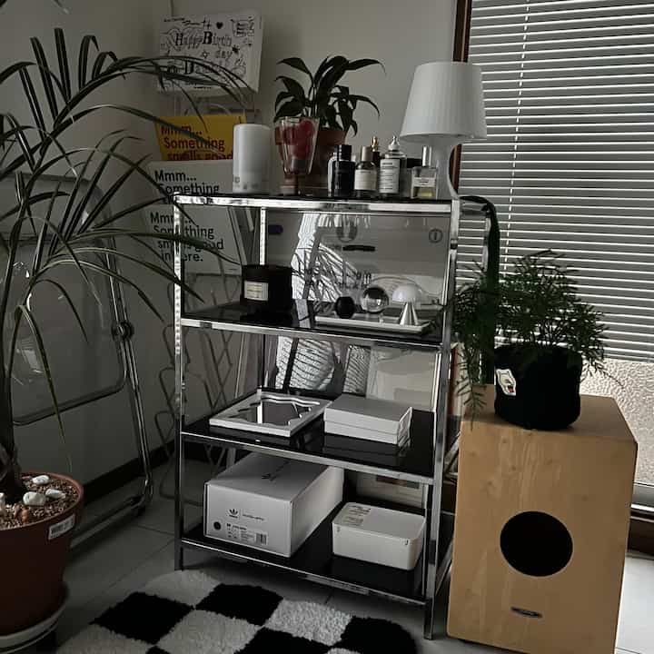 朝日が上りきる前の様子。
棚はビンテージショップで購入したもので、メーカーはわからずですが、USMハラーを意識した上品なでメタルな雰囲気を選びました。

やはり棚は飾りつけると楽しいですね。

#ビンテージインテリア #無印良品 #ikea #リビングルームのインテリア #モダンなインテリア #韓屋インテリア 