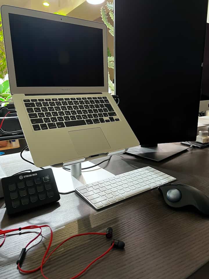 デスク周り。モニター必須の作業もあるので、広いテーブルが必要です。この隣にiMacがもう一台あります💻ストリームデックはまだ使いこなせず…

#Apple
#elgato
#streamdeck
#macbookair 