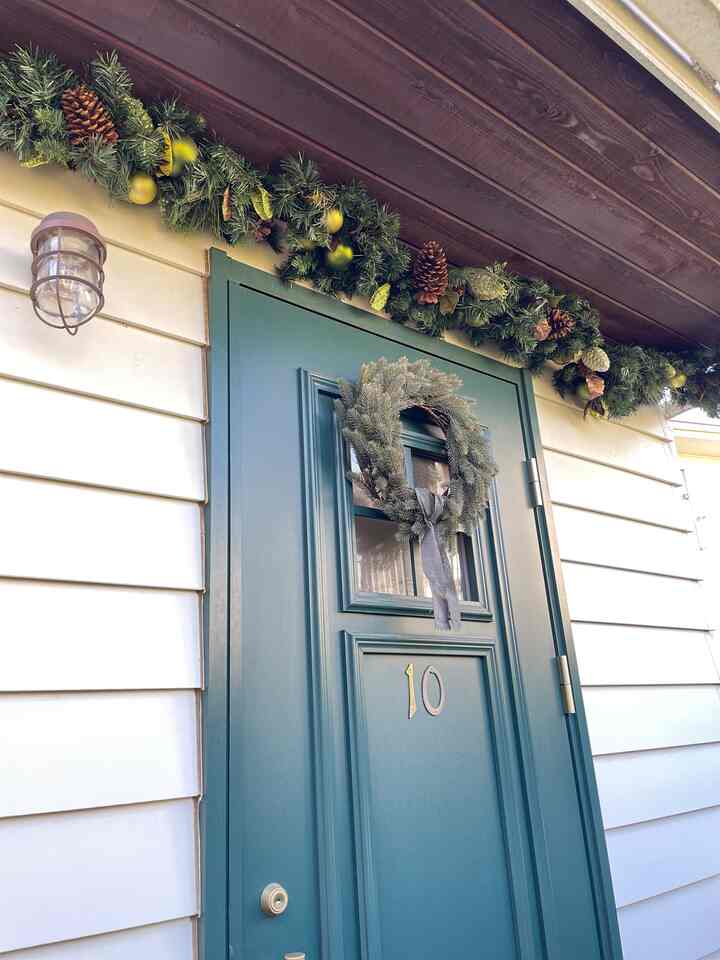 玄関周りもやっと飾りました！
10年以上前に購入し、ずっと使っているガーランドはコストコのもの。
本来はアメリカなどのお宅の柱にくくりつける
ガーランドですが、
ウチは軒下に付けています。
帰って来たときにかわいい！と思える玄関です。

#クリスマス #クリスマスデコレーション
#クリスマス飾り付け #イケア #IKEA #コストコ
#COSTCO
