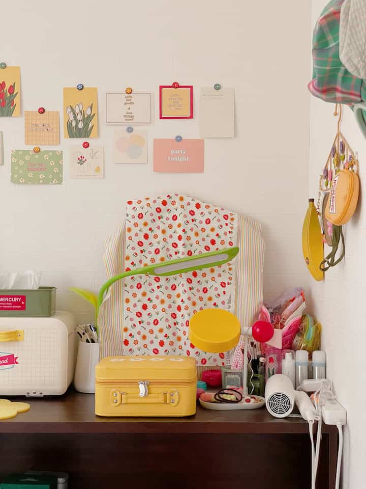白い壁と黄色の小物が調和する寝室の化粧台スペース、レトロな雰囲気のある印象的なインテリア