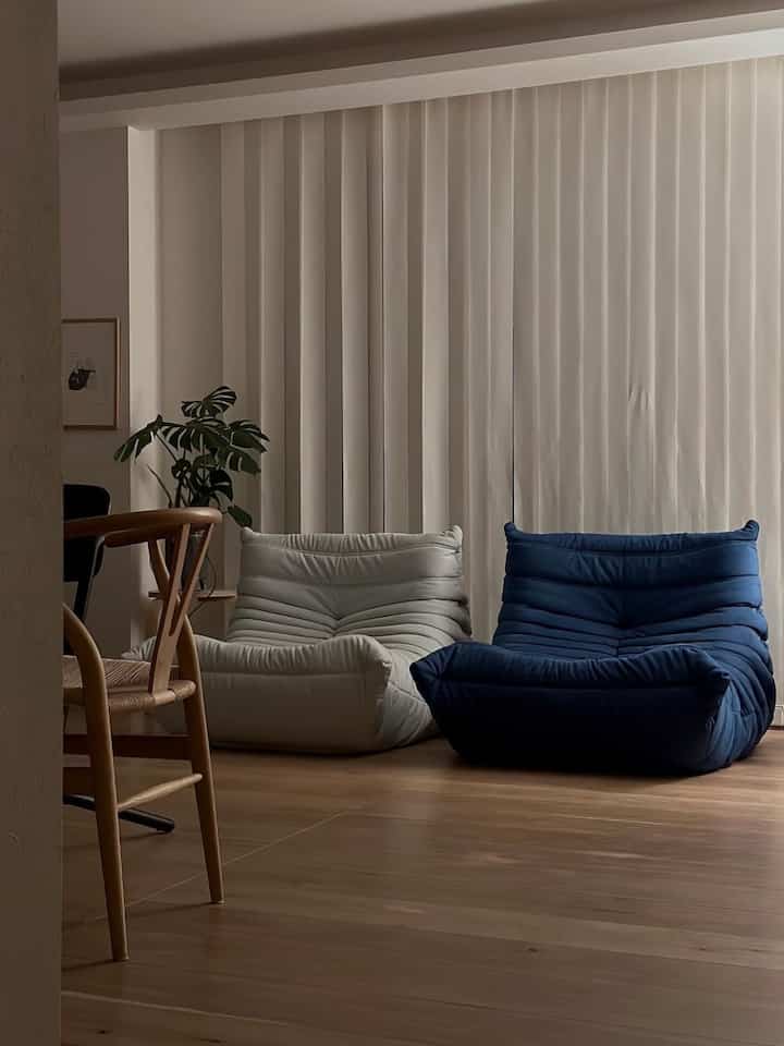 夜のリビング。
トーゴのカラーは悩みに悩んで、見た瞬間にときめいたグレーとブルーに♡
こうして見るまで気づかなかったけど、ブラインドがシワシワにされている..🥲
#リビングルームのインテリア 
#リビングルームソファ 