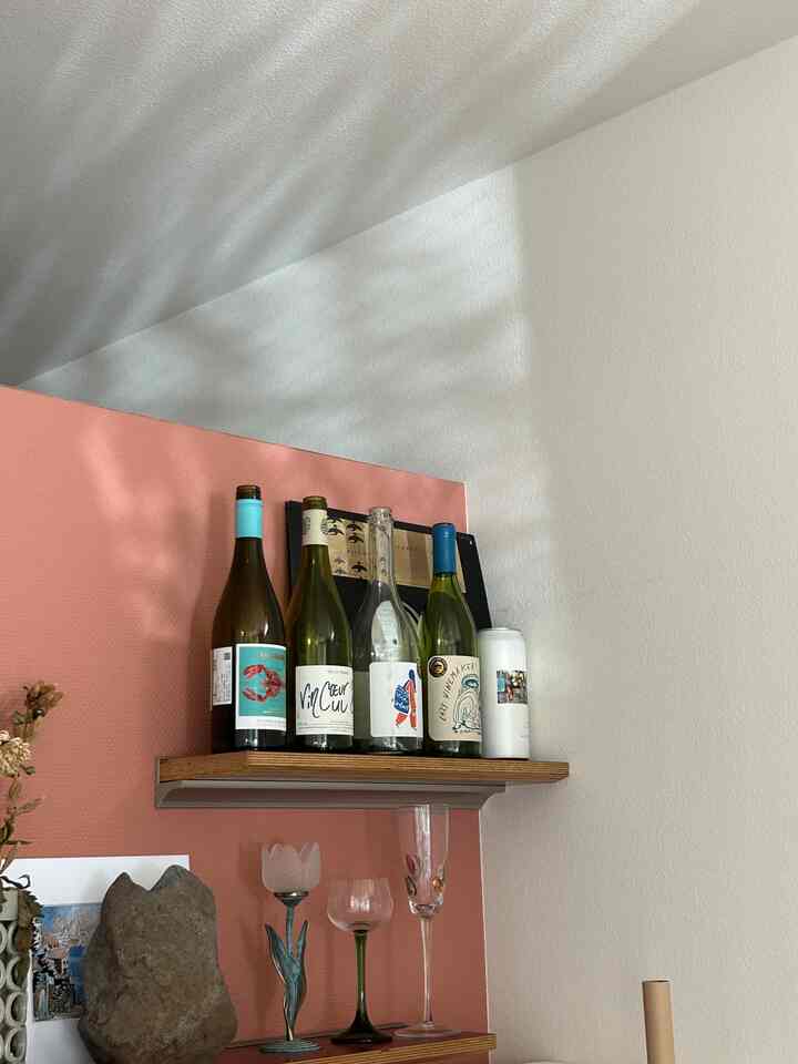 ワインの空き瓶に降り注ぐ、木漏れ日が綺麗なお昼すぎ🍷🍃
もっとワインの空き瓶並べまくりたい〜
#シェルフ #飾り棚 #棚 #棚のインテリア #ワイングラス #壁棚 #壁のインテリア 