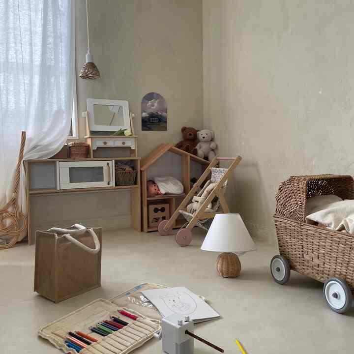 暖かいベージュ色調の子供部屋、木目調のおもちゃと収納が配置されたナチュラルなインテリア