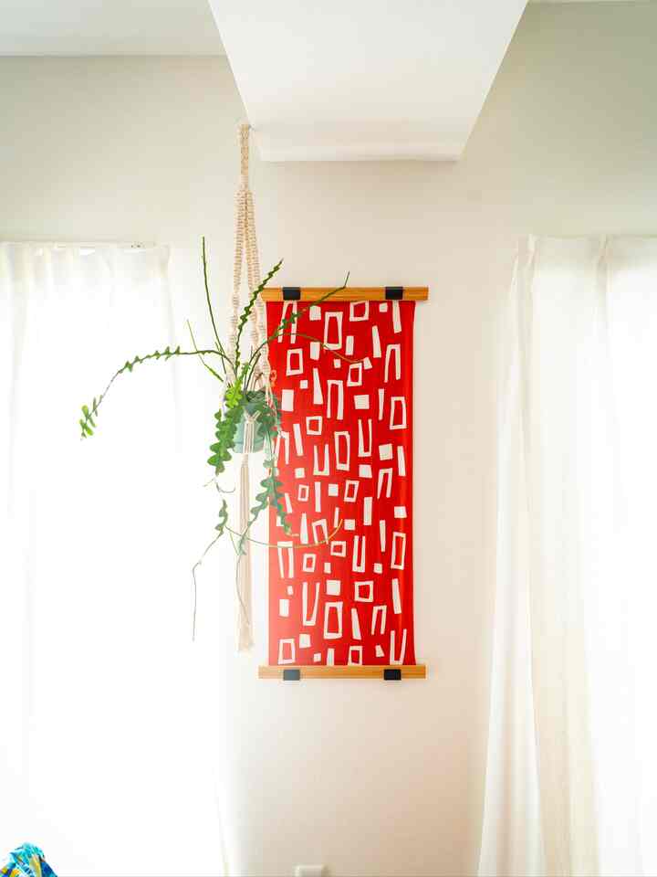 Sayaro Yuzuki's hand towels sold at IDEE are displayed on poster hangers from IKEA. There are about 6 types of tenugui patterns, but I chose the red one that best matched the room.

#Interior #生活感のある暮し
#instahome #リノベーション #リノベマンション
#Tenugui #IDEE #中古マンション #柚木沙弥郎
#Mingei #IKEA
