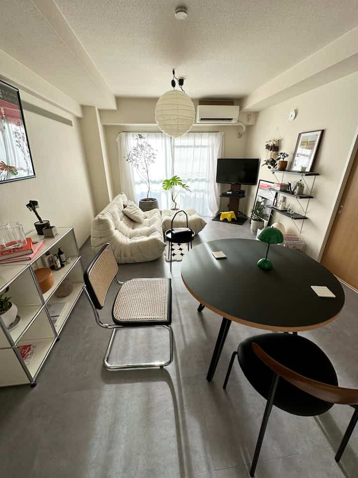 皿の収納やデッドスペース活用でミッドセンチュリーモダンを楽しもう