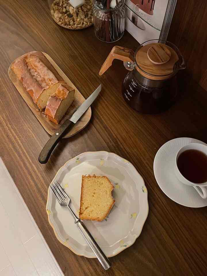 濃い木目調のテーブルにコーヒーサーバーとケーキのスライスが並ぶ、雰囲気のあるおうちカフェ空間