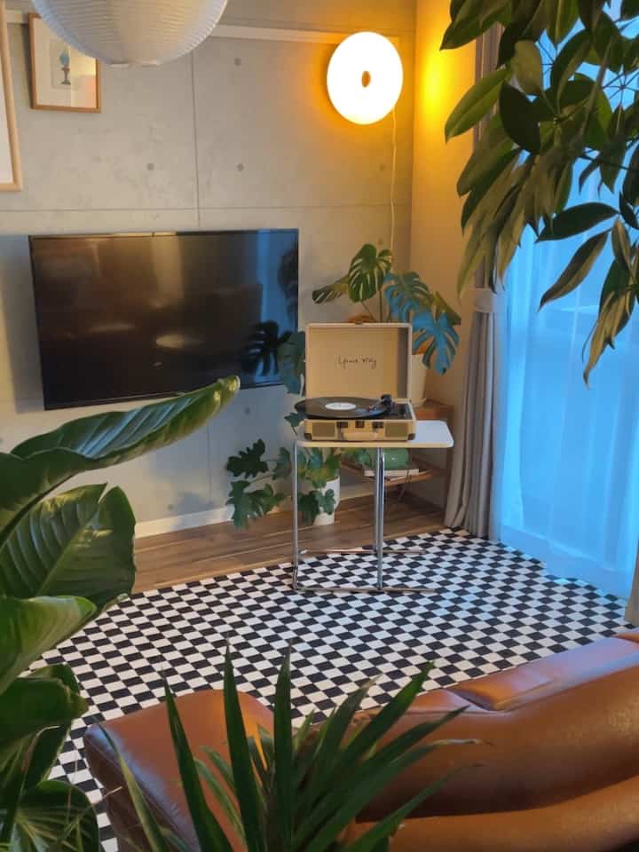 こうやってソファに座ってゆっくりするのが至福です。 #リビングルームのインテリア #リビングルーム #diy #チェックラグ #ミッドセンチュリー #ミッドセンチュリーモダン #韓国インテリア